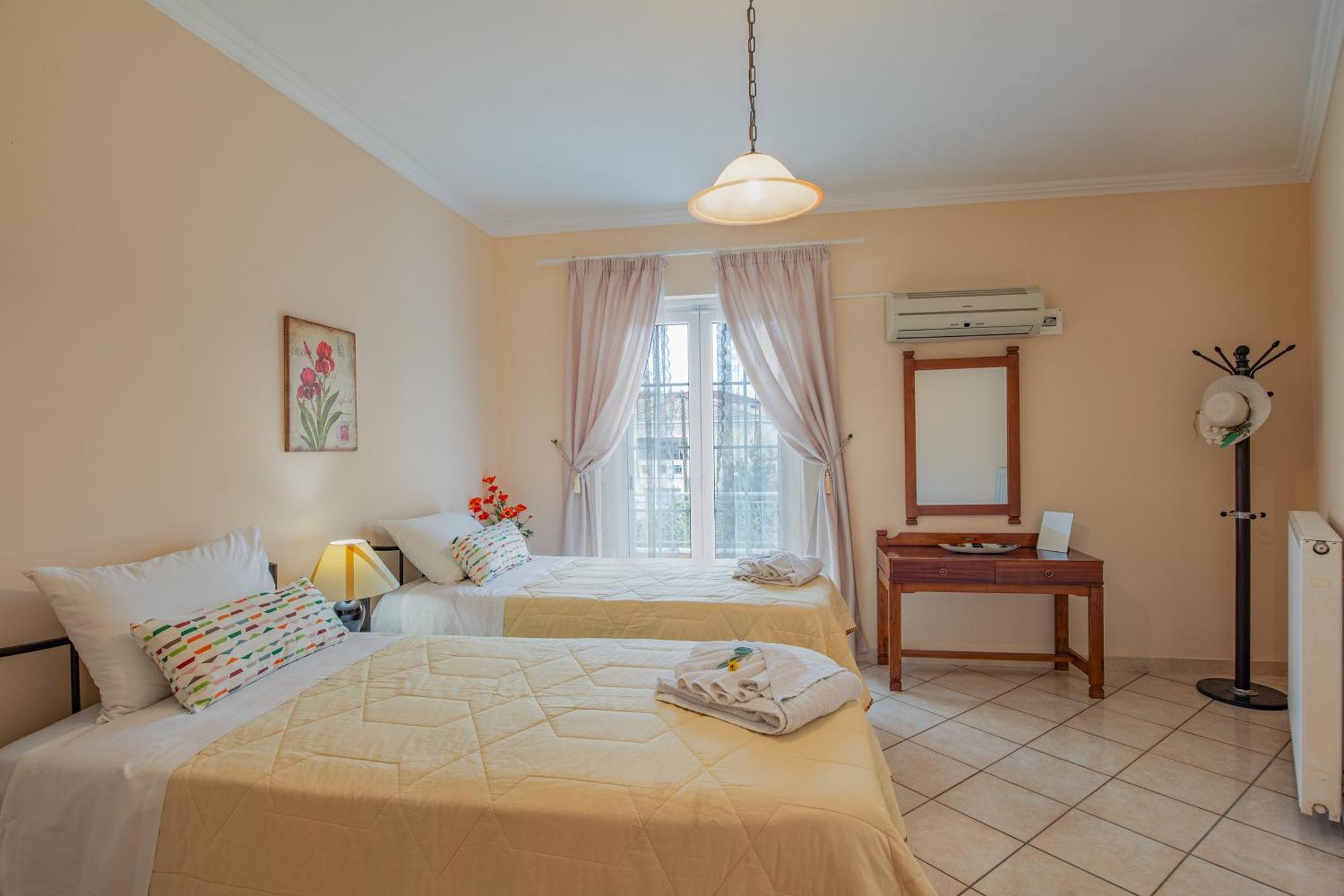 House Of Velenia - 2 Bedroom Apartment Near Old Town, Airport And Bus Station Corfu  Exterior photo